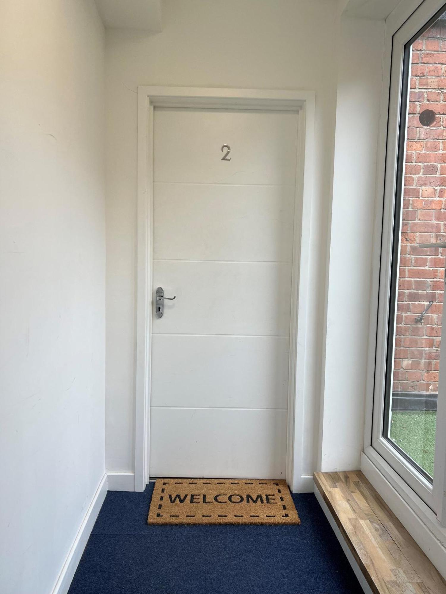 Premium Offer L Last-Minute Escape L Aj Properties L High Street Cheltenham L Parking L Ideal For Short Or Long Stays - Town Centre Apartment, 4 Beds, 1 Bathroom Exterior photo