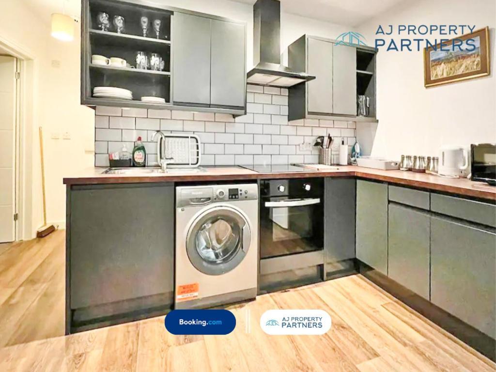 Premium Offer L Last-Minute Escape L Aj Properties L High Street Cheltenham L Parking L Ideal For Short Or Long Stays - Town Centre Apartment, 4 Beds, 1 Bathroom Exterior photo