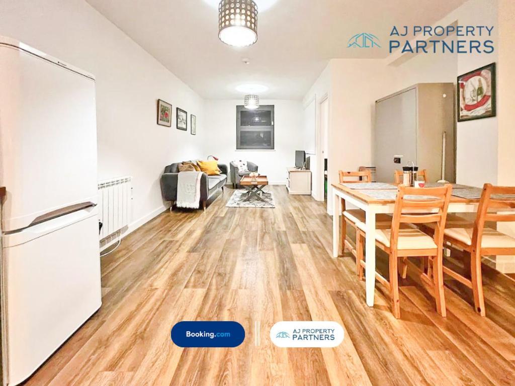 Premium Offer L Last-Minute Escape L Aj Properties L High Street Cheltenham L Parking L Ideal For Short Or Long Stays - Town Centre Apartment, 4 Beds, 1 Bathroom Exterior photo