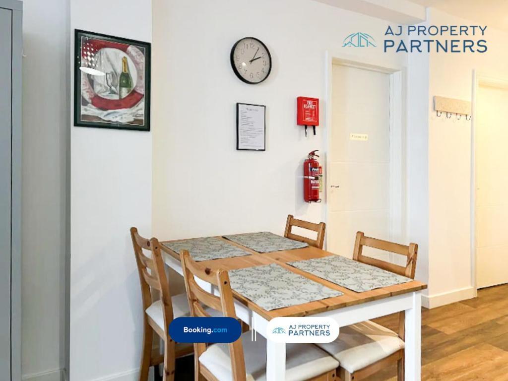 Premium Offer L Last-Minute Escape L Aj Properties L High Street Cheltenham L Parking L Ideal For Short Or Long Stays - Town Centre Apartment, 4 Beds, 1 Bathroom Exterior photo