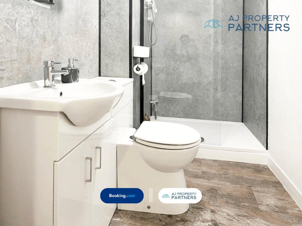 Premium Offer L Last-Minute Escape L Aj Properties L High Street Cheltenham L Parking L Ideal For Short Or Long Stays - Town Centre Apartment, 4 Beds, 1 Bathroom Exterior photo