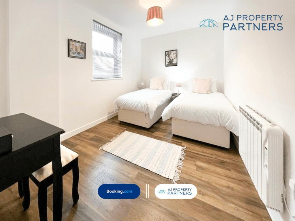 Premium Offer L Last-Minute Escape L Aj Properties L High Street Cheltenham L Parking L Ideal For Short Or Long Stays - Town Centre Apartment, 4 Beds, 1 Bathroom Exterior photo