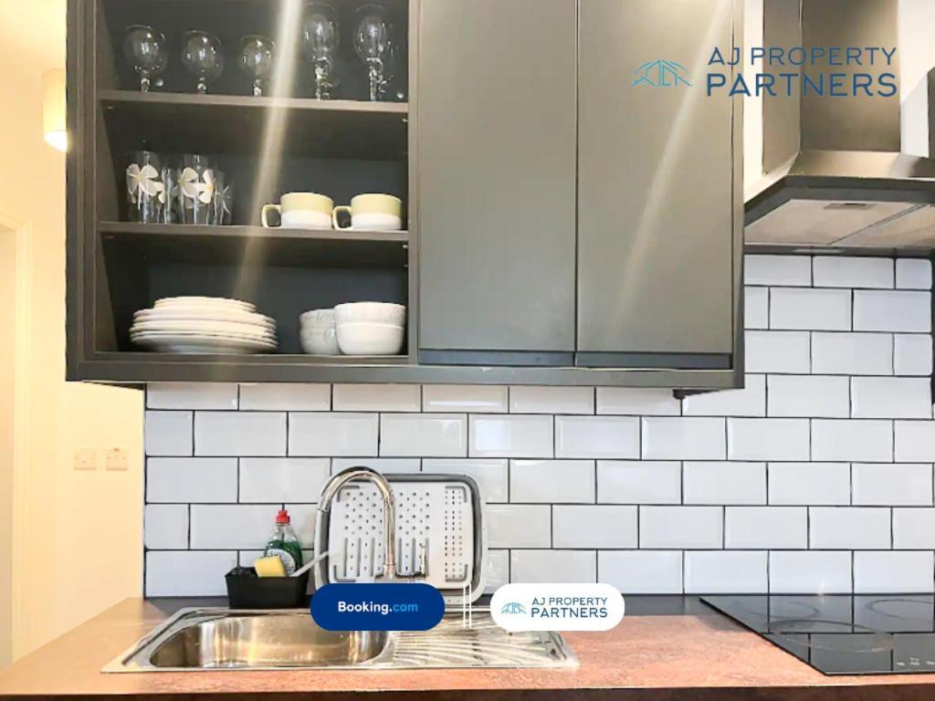 Premium Offer L Last-Minute Escape L Aj Properties L High Street Cheltenham L Parking L Ideal For Short Or Long Stays - Town Centre Apartment, 4 Beds, 1 Bathroom Exterior photo